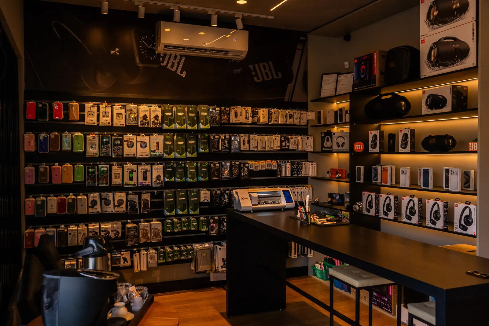 Interior da loja iCell Imports